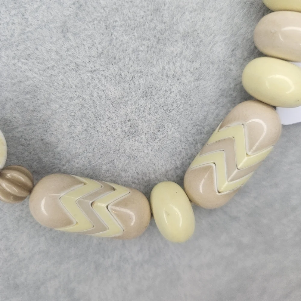 VTG 80s Cream Tan Geometric Resin Chunky Beaded Statement Necklace Chevron Disc